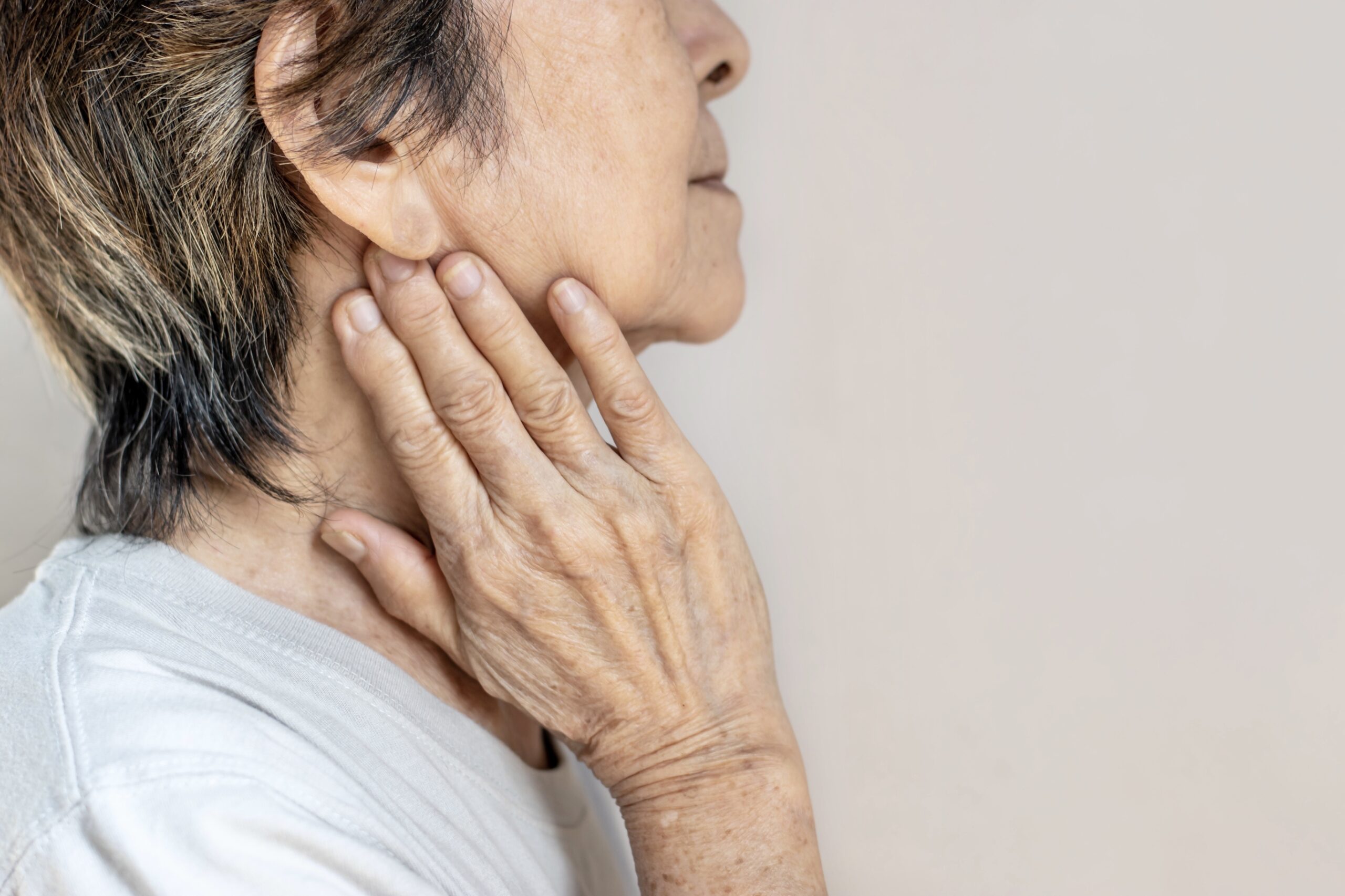 How to Treat Swollen Lymph Nodes in Neck Naturally